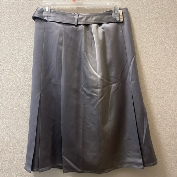 Oscar de la Renta Dresses & Skirts - NWT Oscar De La Renta Silver Inverted Flat Pleated Satin Skirt